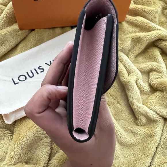 🚫SOLD🚫 Authentic Louis Vuitton Emilie Wallet - Picture 5 of 9